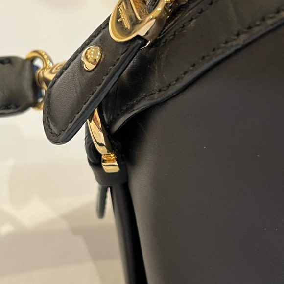 Salvatore Ferragamo: Fiamma, medium tote- Black - Picture 10 of 14